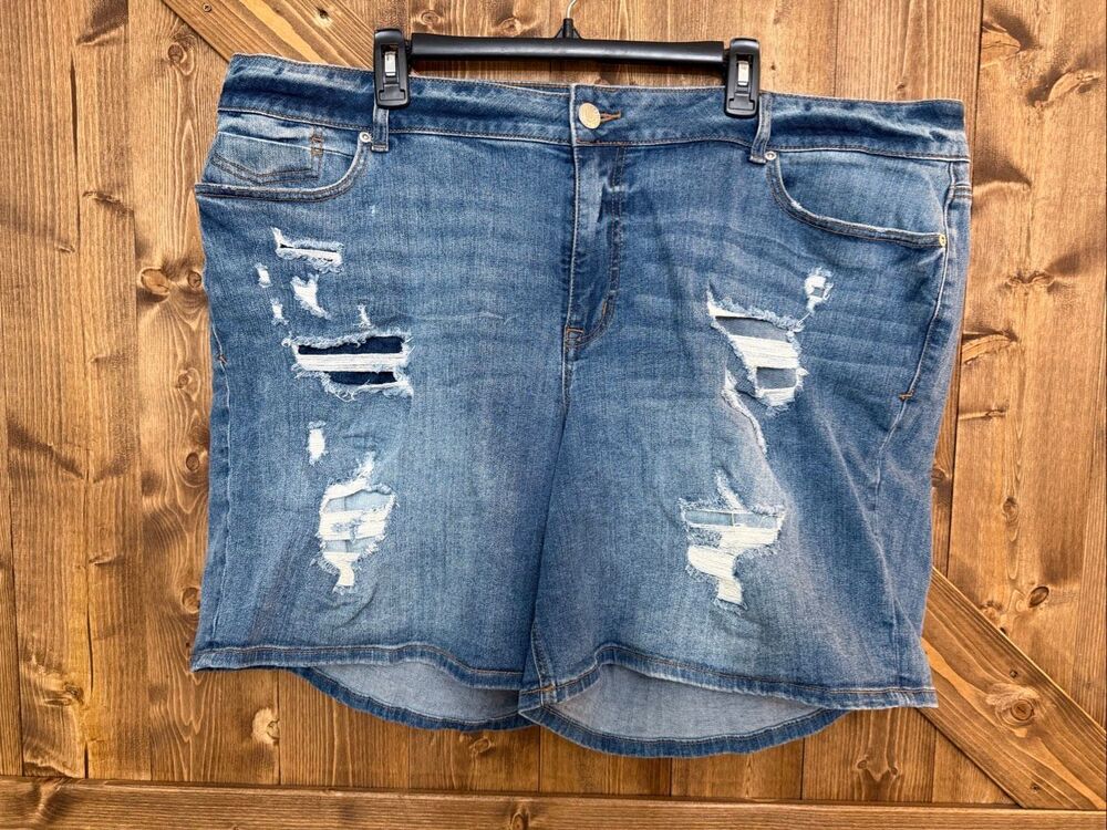 Maurices Women’s Distressed Ripped Medium Wash Denim Shorts Stretch Size 24W (92